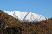 38 Maxi zoom in Cima Grem innevata, oltre le creste del Monte Castello